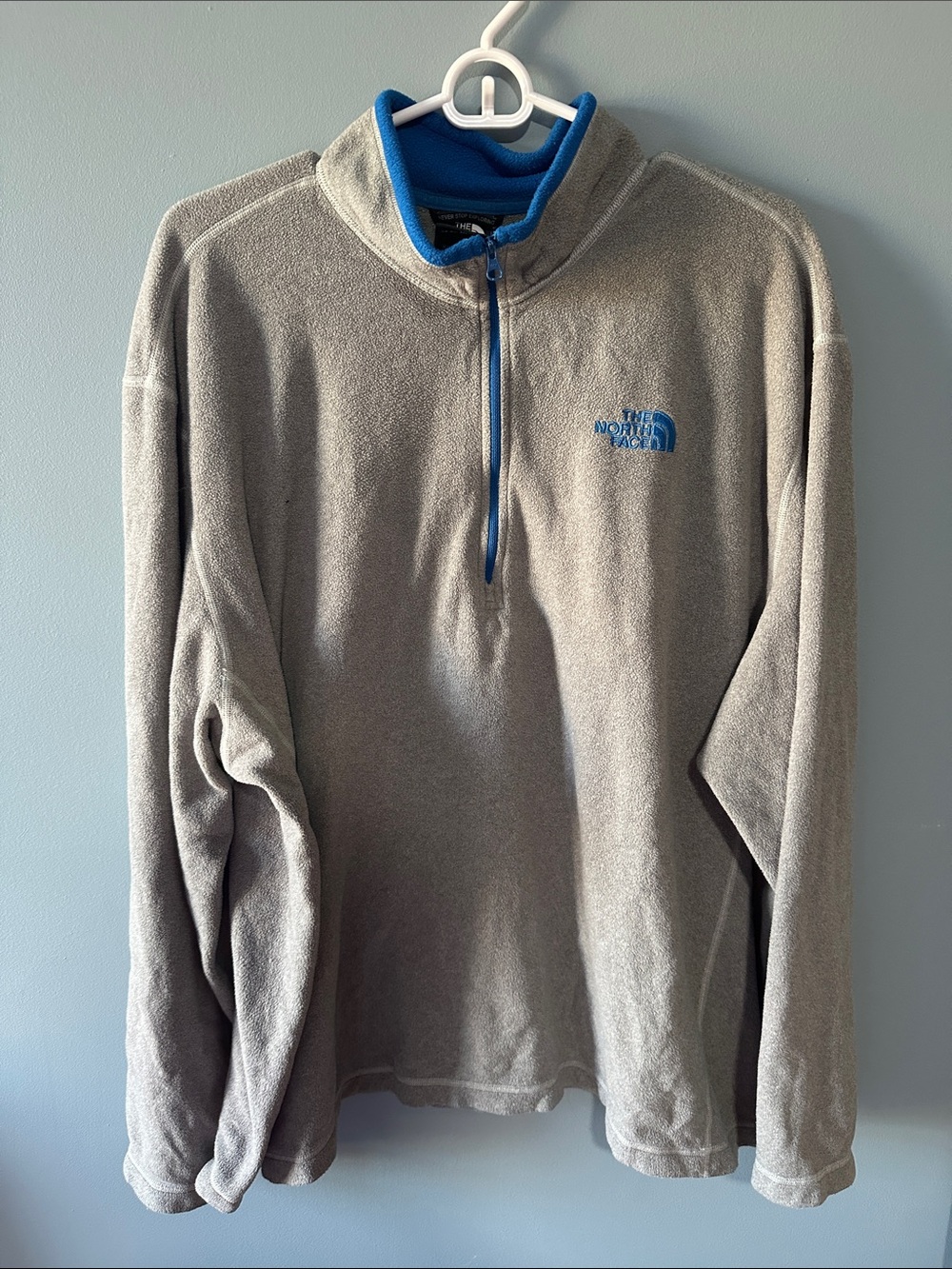 The North Face Men's Light Gray Fleece 1/4 Zip with Blue Trim